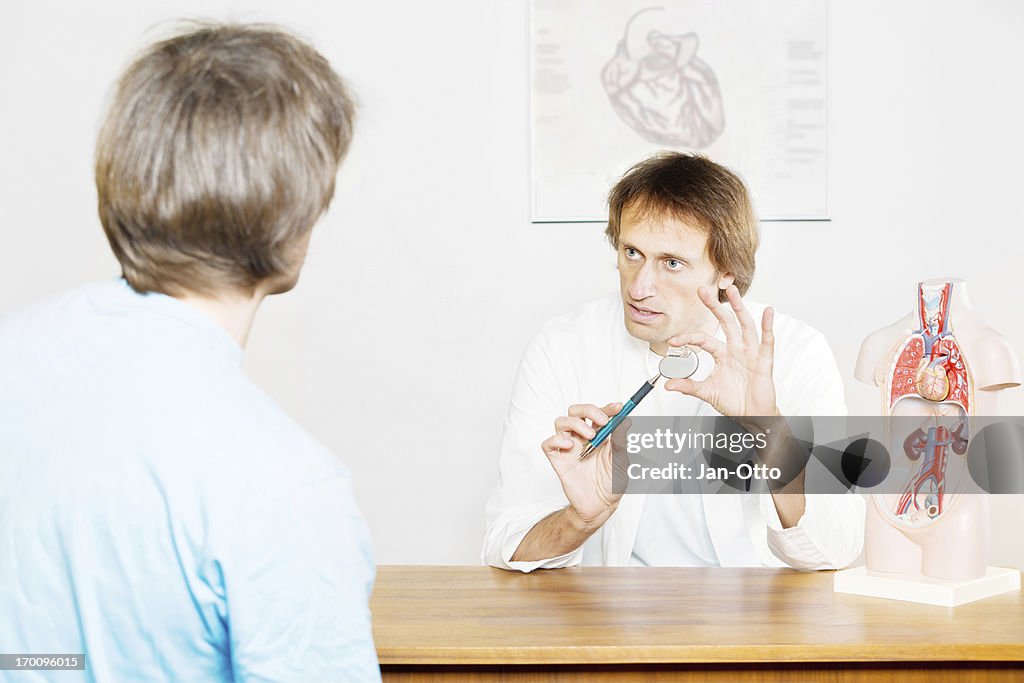 Médico explicando cardíaco marcapasso.