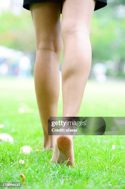 mujer con patas expuesto caminando sobre hierba - womans bare feet fotografías e imágenes de stock