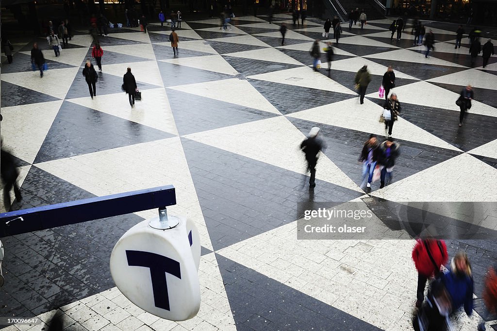 Shopper in regnerischen city square