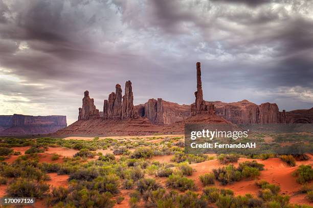 valle monumento totem pole y el yei bi chei - tótem fotografías e imágenes de stock