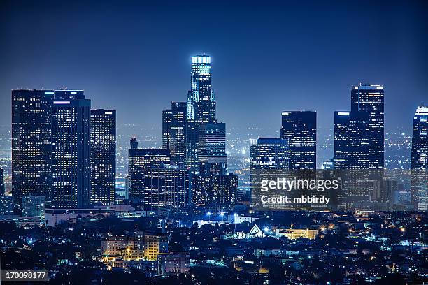 los angeles skyline by night, california, usa - city of los angeles stockfoto's en -beelden