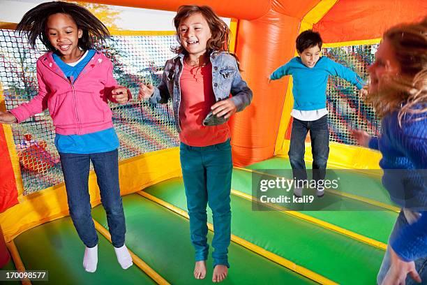 niños en la casa de rebote - bouncing fotografías e imágenes de stock