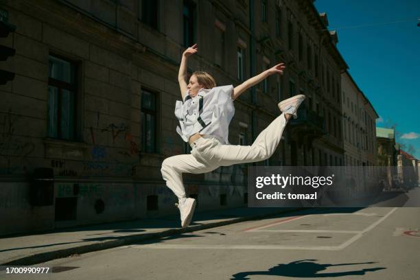 urban dancing - urban ballet stockfoto's en -beelden