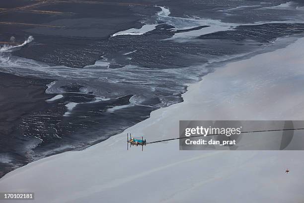 oilsands tailings pond - ölpest stock-fotos und bilder
