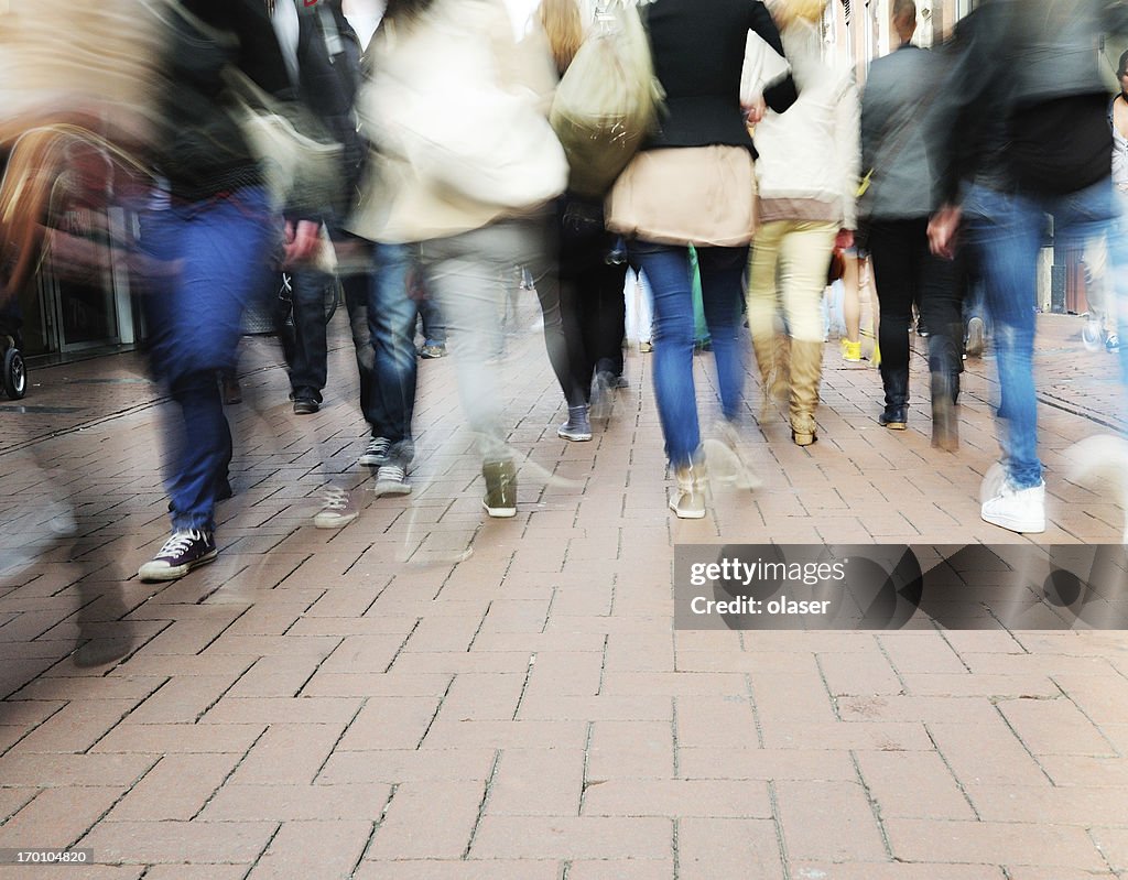 Joven caminando en la calle, desenfoque