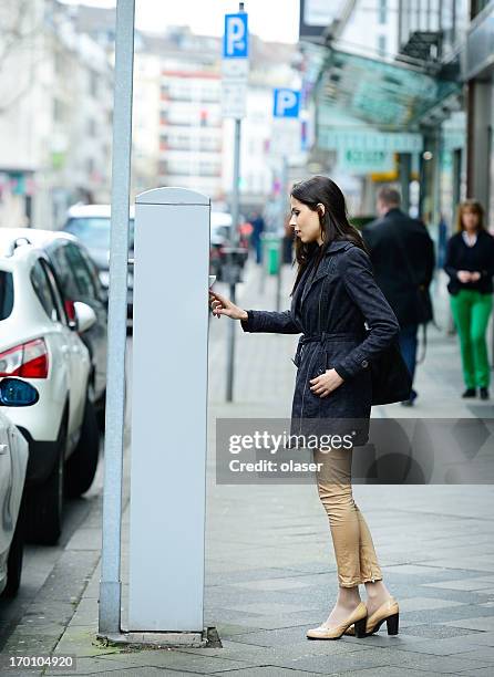 medidor de mujer y estacionamiento sin servicio de valet - parking meter fotografías e imágenes de stock