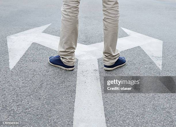 homem de pé hesitando em fazer decisão - alternative imagens e fotografias de stock