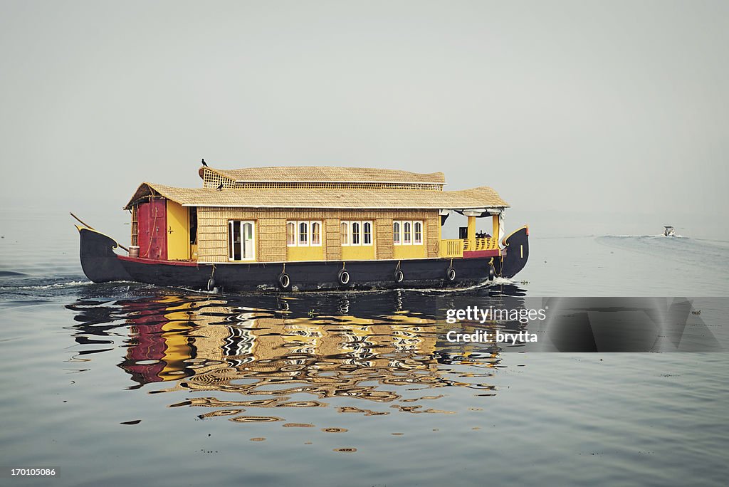 Maison flottante de la voile sur le Lac Vembanad, Kerala, Inde.