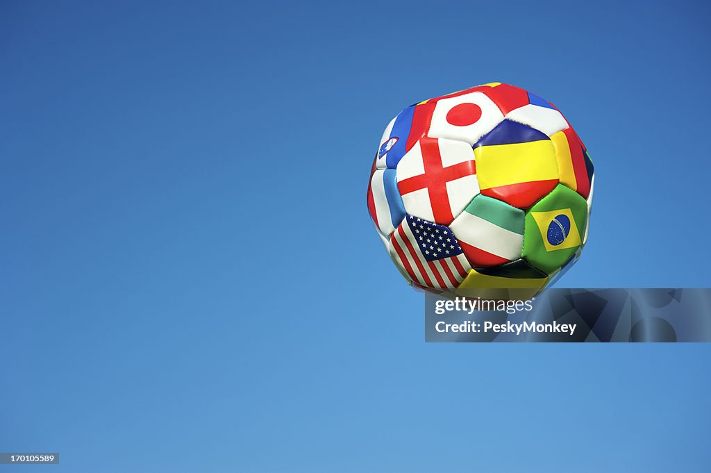 Bola de Futebol de futebol com Bandeiras de vários países de céu azul