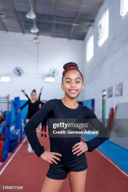 women's artistic gymnastics - ginasta imagens e fotografias de stock