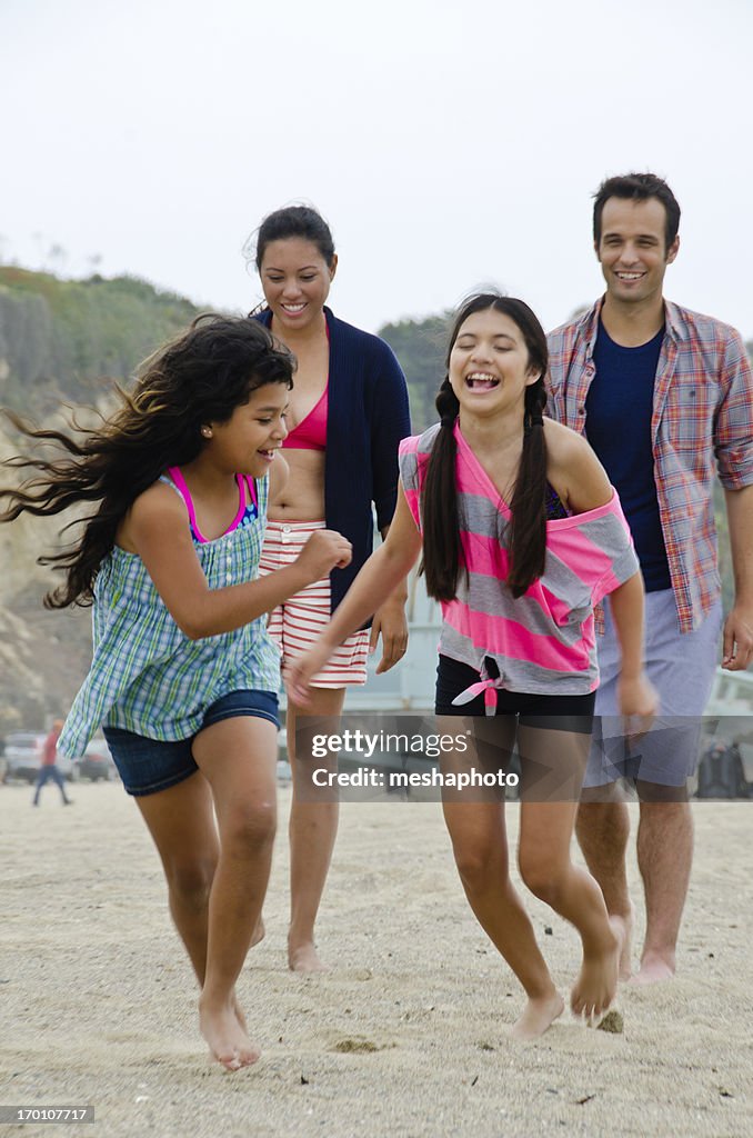 Feliz Hispânico família na praia