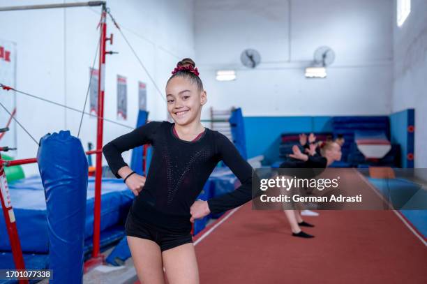 gimnasia artística femenina - gimnasia artística fotografías e imágenes de stock
