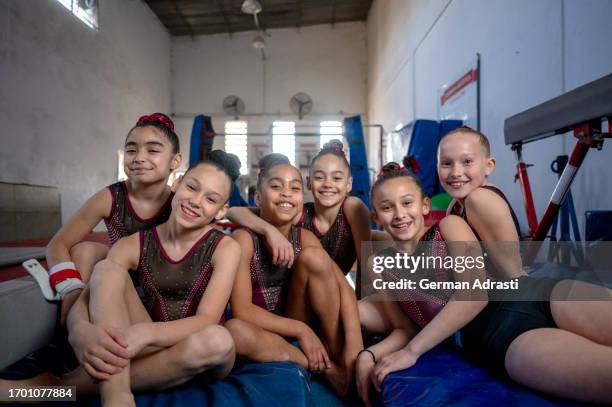 women's artistic gymnastics - artistic gymnastics stock pictures, royalty-free photos & images