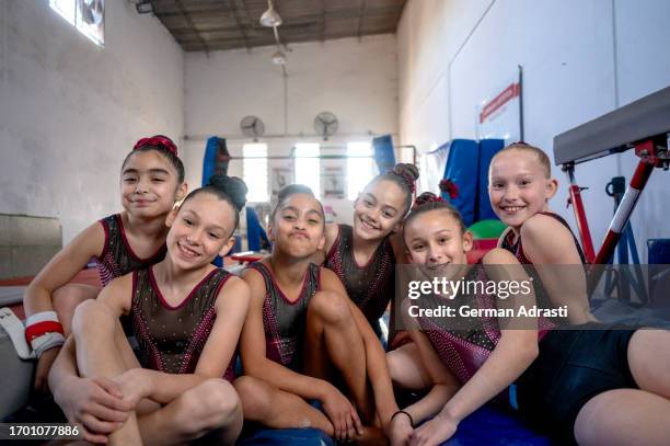 women's artistic gymnastics - artistic gymnastics stock pictures, royalty-free photos & images