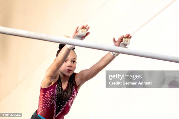 women's artistic gymnastics - turnen stockfoto's en -beelden
