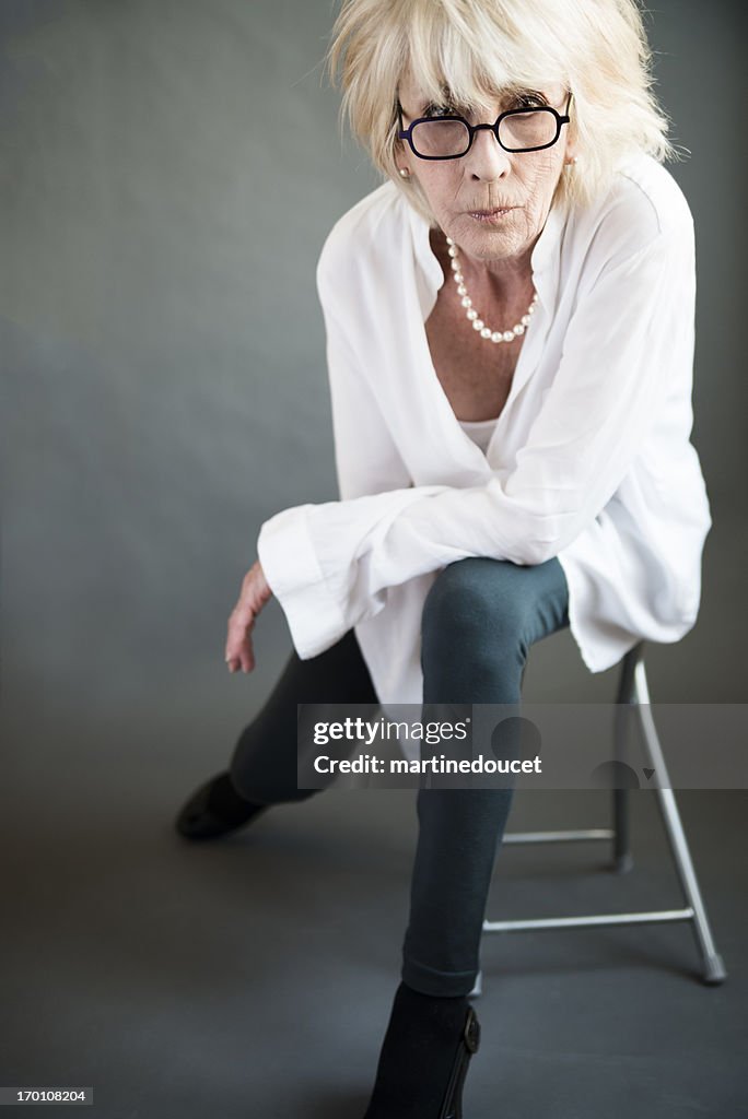 Retrato da moda mulher em seu real anos setenta.