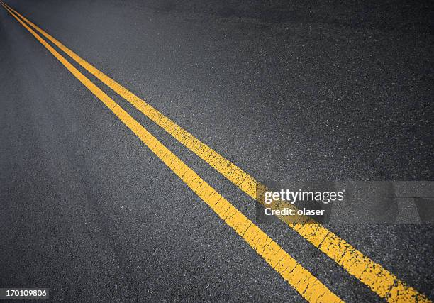 dobles líneas amarillas en el infinito - dividing line road marking fotografías e imágenes de stock