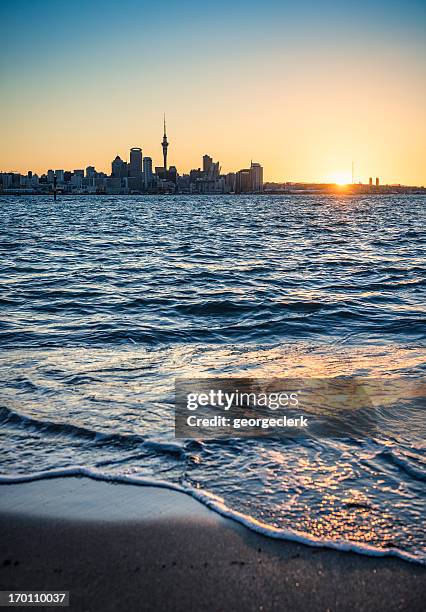 auckland al atardecer - auckland fotografías e imágenes de stock