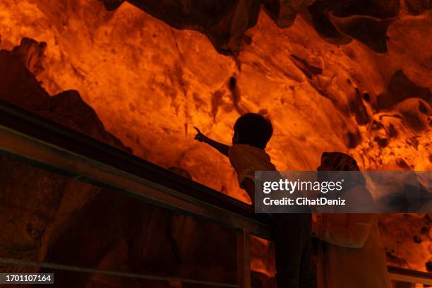 el niño deambula por la cueva y explora. - ankara fotografías e imágenes de stock