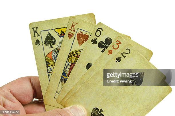 mão de cartas de poker. par - cartas na mão imagens e fotografias de stock
