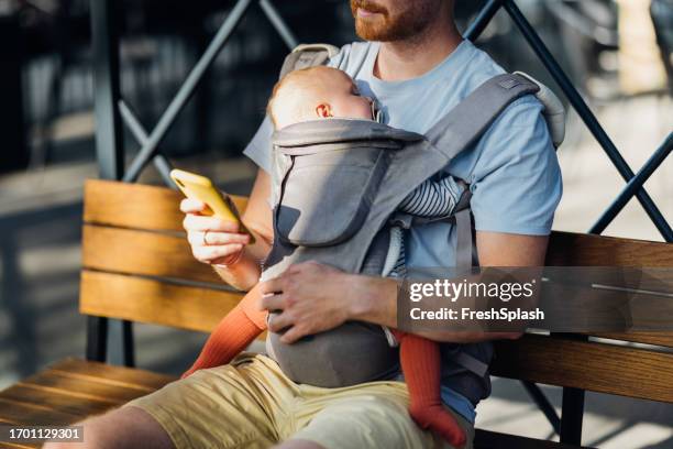 urban parenthood: vater und baby unterwegs - familie anonym stock-fotos und bilder