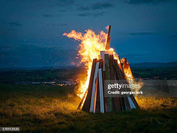 burning hill beacon - bonfire stock pictures, royalty-free photos & images