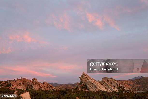 vasquez rocks, pink sunset - santa clarita 個照片及圖片檔