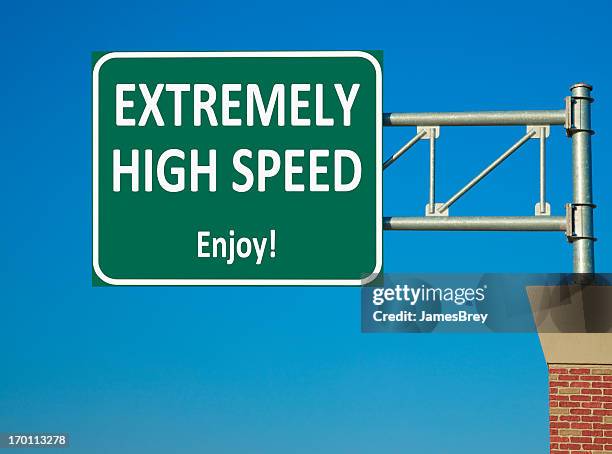 extrem high-speed highway - hohe aufnahmegeschwindigkeit stock-fotos und bilder