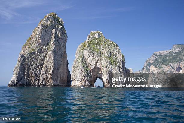 faraglioni de capri, itália - faraglioni imagens e fotografias de stock