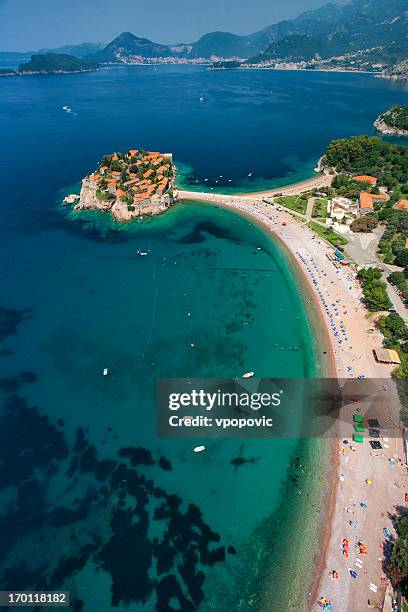 sveti stefan ilha, montenegro (vista aérea) - montenegro imagens e fotografias de stock