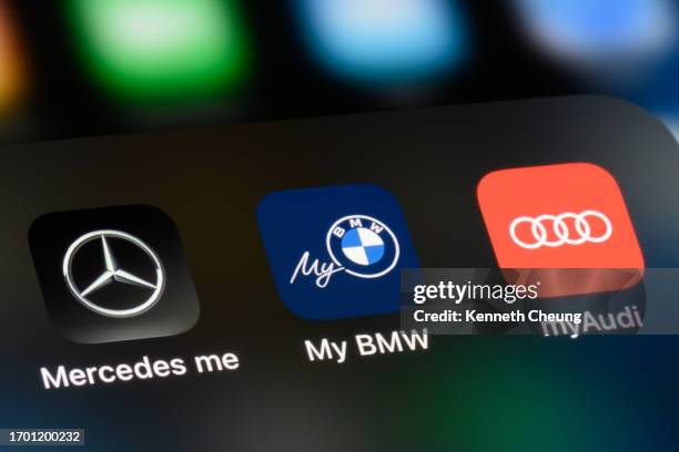 connected car apps - mercedes benz, bmw, audi - mercedes benz stockfoto's en -beelden