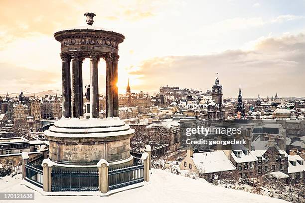 edinburgh unter schnee - edinburgh skyline stock-fotos und bilder