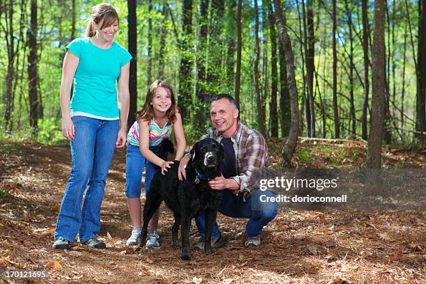 familia al aire libre con perro - atlanta georgia fotografías e imágenes de stock