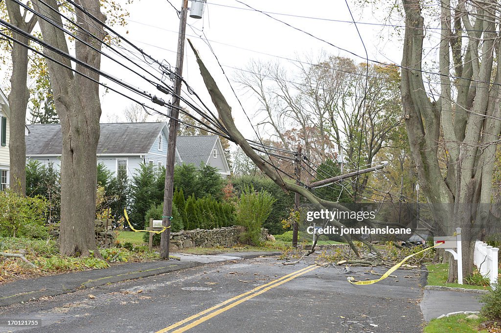 Enorme filial de linhas elétricas amassadas durante a passagem do furacão Sandy