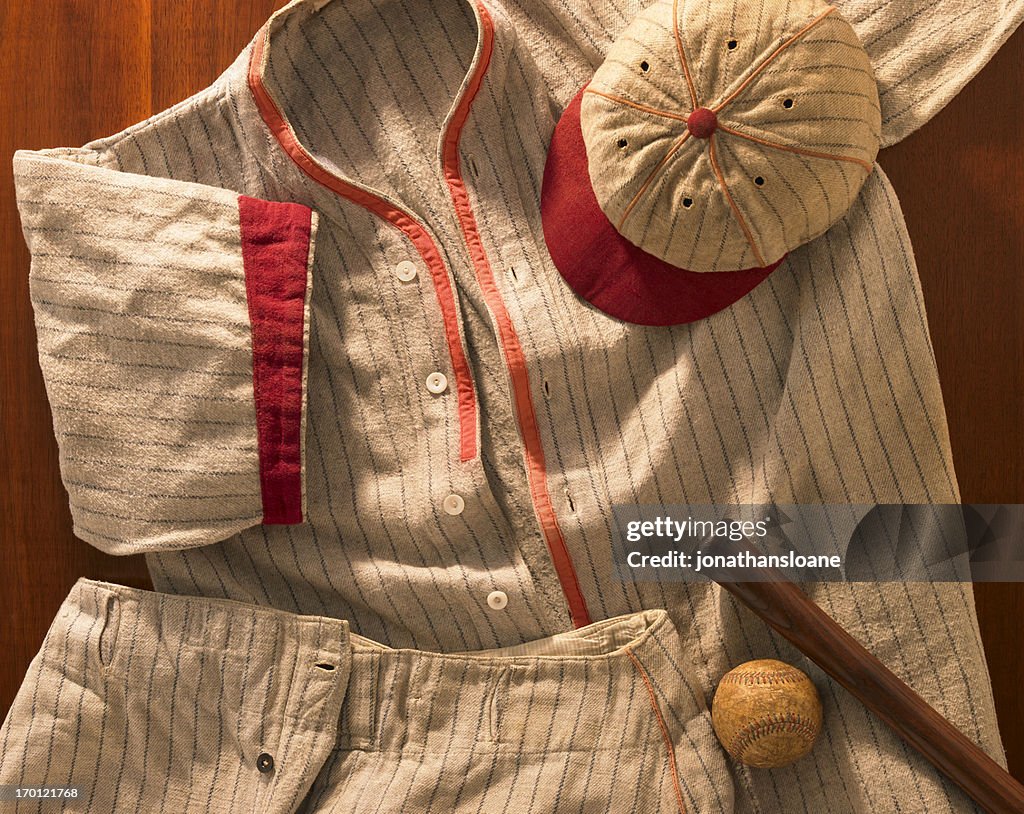 Antiguo lana uniforme de béisbol con tapa, pantalones y el bat
