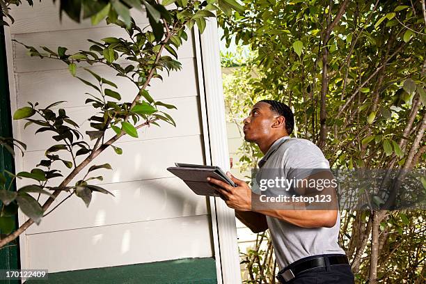 su inspección en el exterior. uso de tableta digital para registrar resultados - inspector fotografías e imágenes de stock