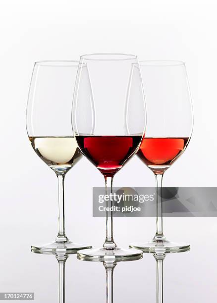 drei weingläser und mit wein - red and white wine glasses stock-fotos und bilder