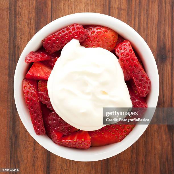 strawberries and cream - strawberries and cream stock pictures, royalty-free photos & images