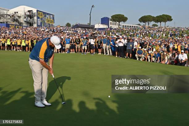 Europe's Irish golfer, Shane Lowry putts on the 18th green during his singles match against US golfer, Jordan Spieth on the final day of play in the...