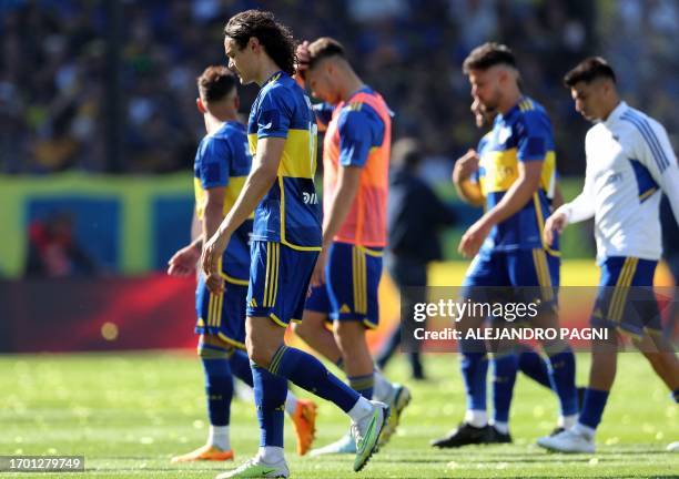 Boca Juniors' Uruguayan midfielder Edinson Cavani and teammates leave the pitch after losing 2-0 against River Plate during the Argentine...