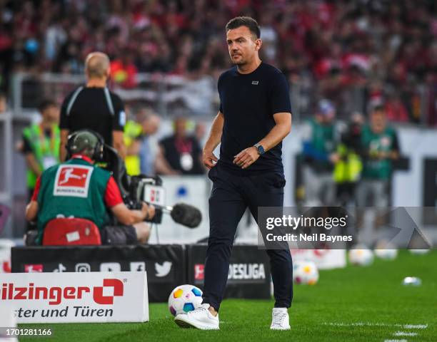 Enrico Maassen head coach of FC Augsburg looks on during the Bundesliga match between Sport-Club Freiburg and FC Augsburg at Europa-Park Stadion on...