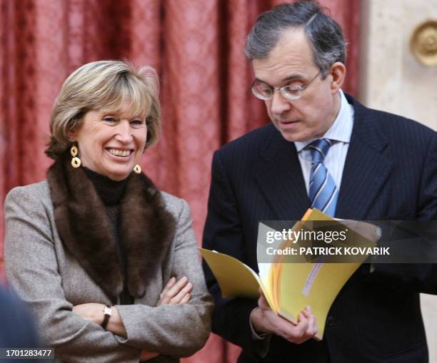 Evelyne Richard, responsable de l'organisation des déplacements de la presse à la présidence de la République, s'entretient avec Maurice...