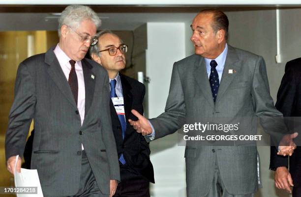 French President Jacques Chirac confers with French Prime minister Lionel Jospin 16 June 2001 as they are about to proceed to the conference center...