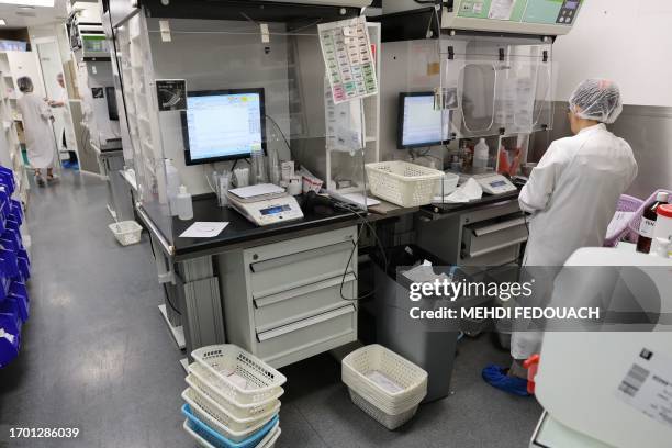 Pharmacy technician works in the laboratory of the Delpech pharmacy in Paris, on September 28, 2023. Amoxicillin, corticoids and now flecaine: faced...