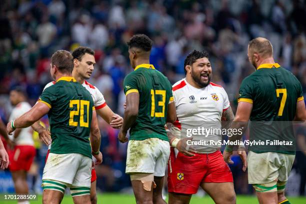 Duane Vermeulen of South Africa shakes hands with Ben Tameifuna during the Rugby World Cup France 2023 match between South Africa and Tonga at Stade...