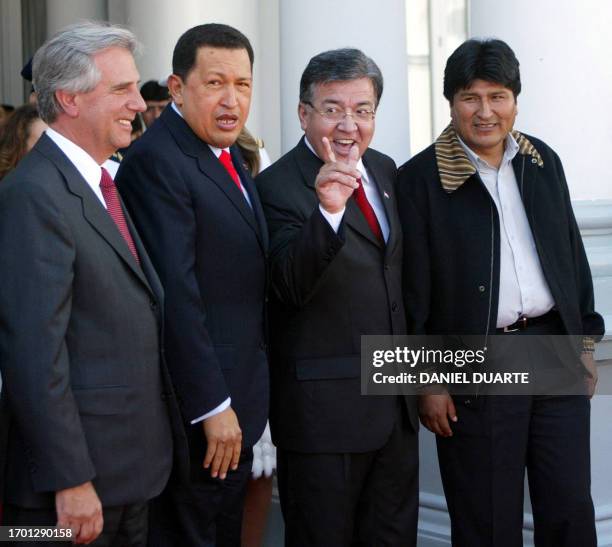 Los presidentes Tabaré Vázquez de Uruguay, Hugo Chávez de Venezuela, Nicanor Duarte de Paraguay y Evo Morales de Bolivia, posan en la puerta del...
