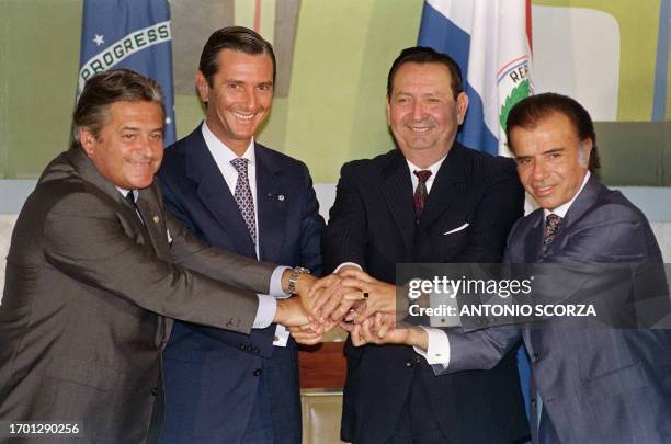 Los presidentes Alberto Lacalle de Uruguay, Fernando Collor de Mello de Brasil, Andreas Rodriguez de Paraguay y Carlos Menem de Argentina estrechan...