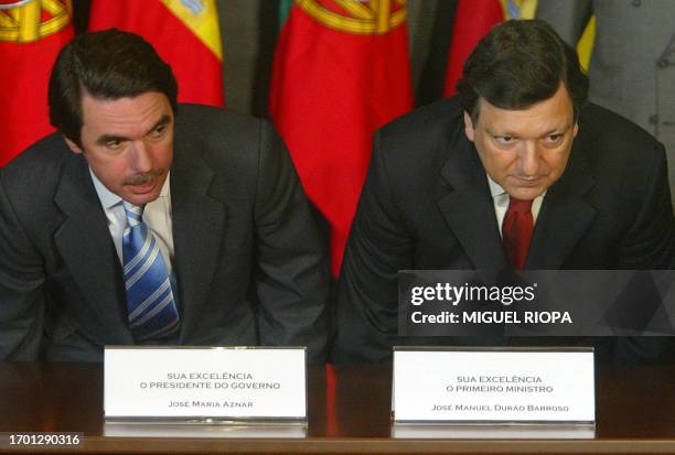 Portuguese Prime Minister Jose Manuel Durao Barroso and his Spanish counterpart Jose Maria Aznar talk at the Belen Cultural Center 20 January 2004 in...