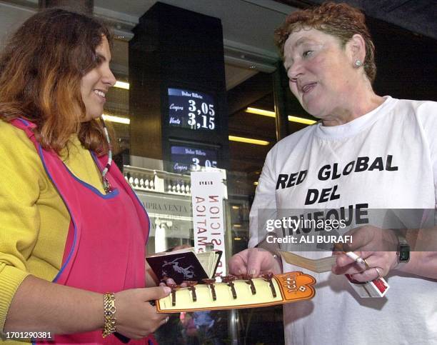 Members of a barter club exchange merchandise on San Martin street in the heart of Argentina's financial district, 03 May 2002. AFP PHOTO Ali BURAFI...