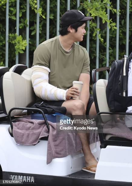 Shohei Ohtani of the Los Angeles Angels arrives at Angel Stadium in Anaheim, California, on Oct. 1 with his right elbow immobilized in a cast after...